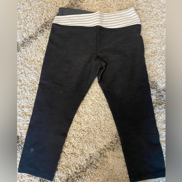 Lululemon Wunder Under cropped leggings. Size 6 - Picture 2 of 5